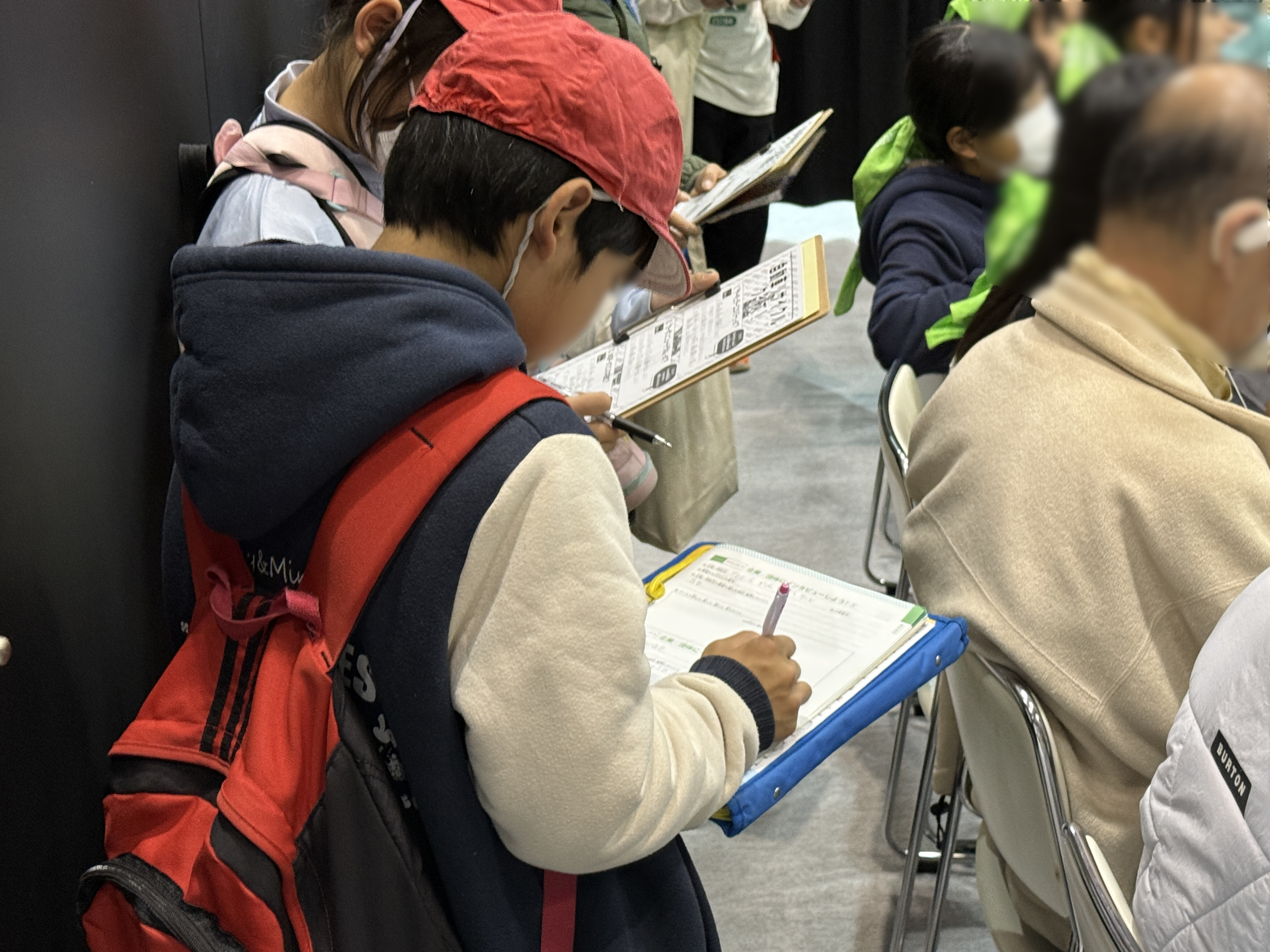 アンケートに答える様子