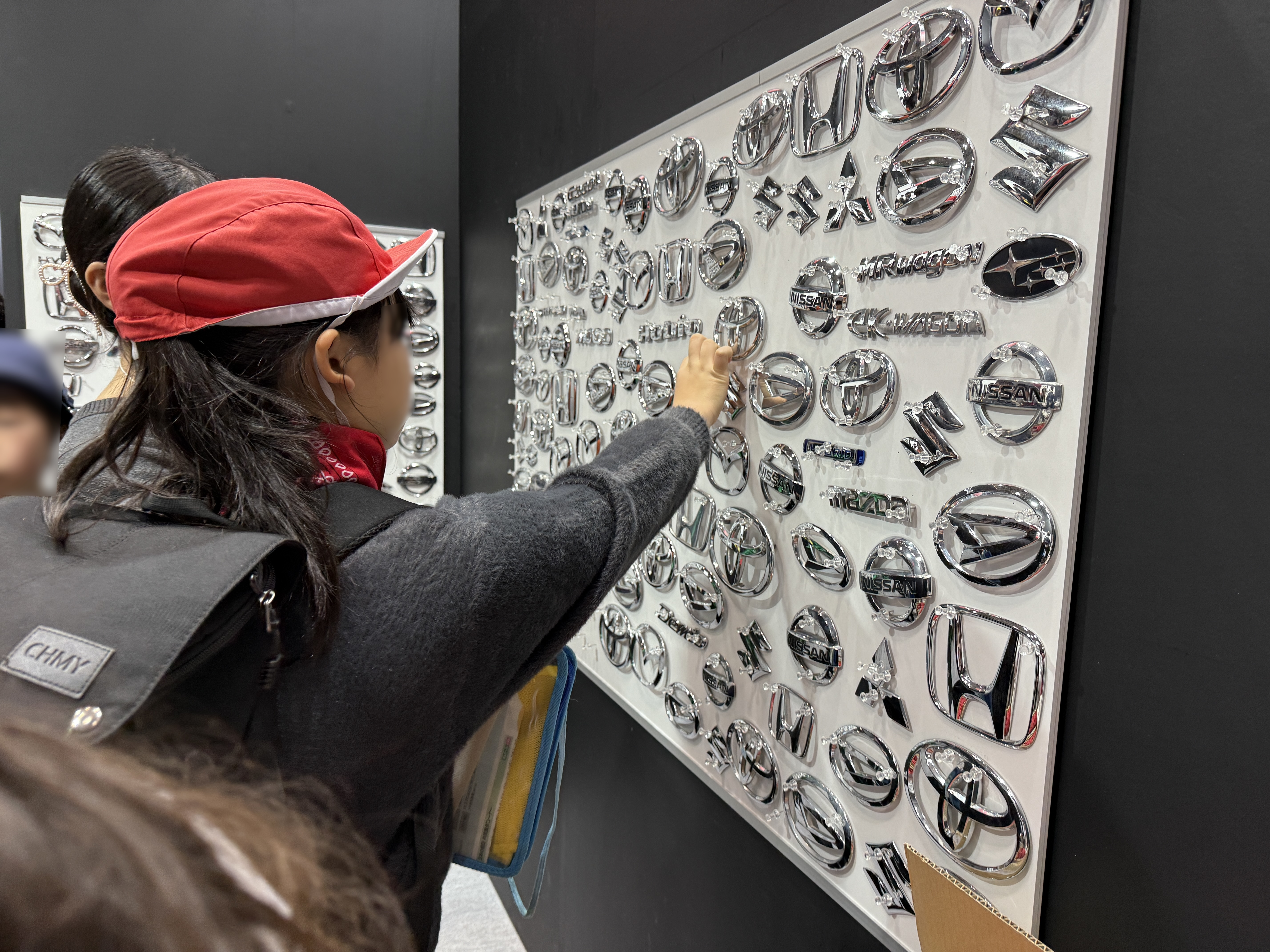 エンブレムを選ぶ様子